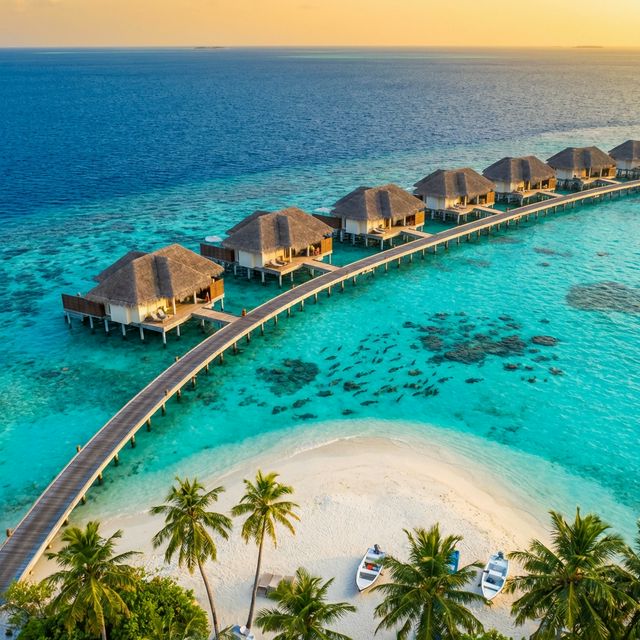 Malediven Overwater Bungalows bei Sonnenuntergang über türkiser Lagune