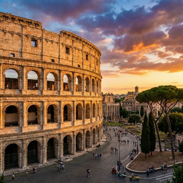 Rom Kolosseum bei goldener Stunde mit Besuchern